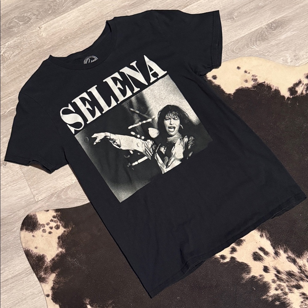 🖤Woman’s Selena Graphic Black TeeShirt•Size:M🖤